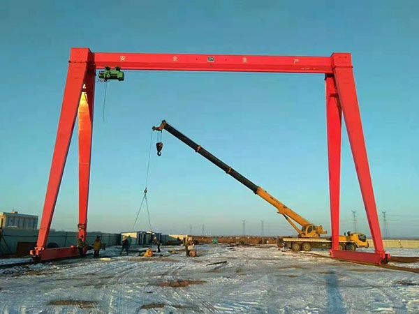 The gantry crane has a simple structure and a small lifting capacity