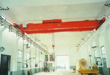 What are the similarities and differences between bridge cranes and gantry cranes?