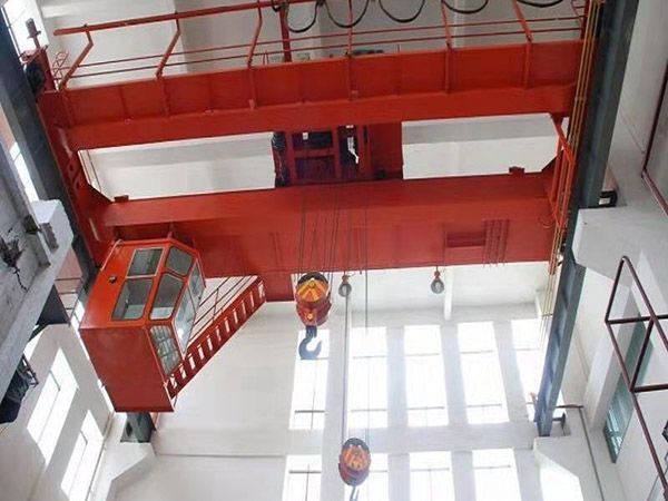 Precautions for operating a double beam crane