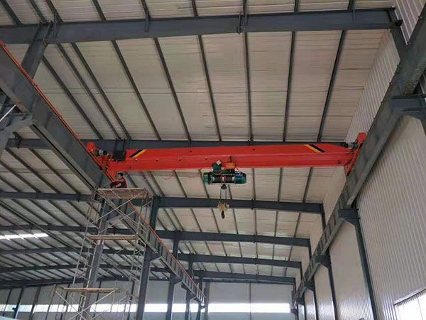 What are the advantages of a single beam crane?
