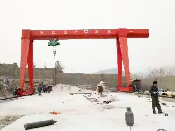 What should be paid attention to when welding gantry cranes